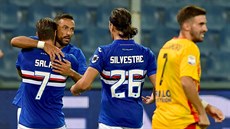 Fabio Quagliarella se spoluhrá�i slaví gól do sít� Beneventa.