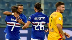 Fabio Quagliarella se spoluhrái slaví gól do sít Beneventa.