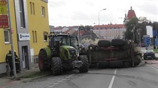 �idi� z�ejm� jel z kopce p�íli� rychle a traktor s p�ív�sem nezvládl zabrzdit....