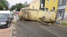 �idi� z�ejm� jel z kopce p�íli� rychle a traktor s p�ív�sem nezvládl zabrzdit....
