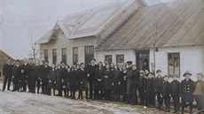 Dobová fotografie z obce, která pochází z doby kolem roku 1900.