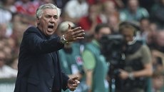 KOU V AKCI. Carlo Ancelotti, trenér fotbalist Bayernu Mnichov, gestikuluje v...