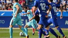 Momentka z utkání panlské ligy Alaves - Barcelona.