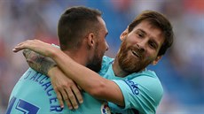 GÓLOVÁ RADOST. Lionel Messi oslavuje gól, gratuluje mu Paco Alcacer. Barcelona...