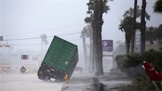 Momentka z ulic Texasu z doby, kdy zaal sílit hurikán Harvey. (26. 8. 2017)