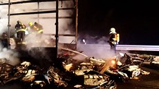 Ho�ící náv�s byl plný ko�árk�.