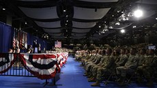 lenové armády poslouchají projev prezidenta Donalda Trumpa o strategii pro...