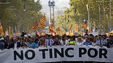 Obyvatelé Barcelony s transparenty Nemáme strach a kvtinami demonstrují pi...