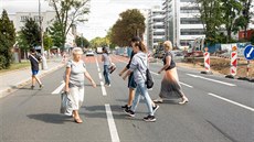 Chodci přebíhají frekventovanou Štefánikovu ulici u provizorní zastávky MHD,...