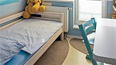 Pohled ode dve�í. Barevnost pokoje se odvíjela od p�vodní podlahy a postele...