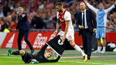 Mitchell Dijks (vlevo) z Ajaxu Amsterdam p�i faulu vysvlékl dres Milanu...
