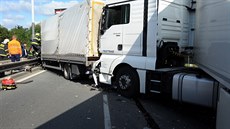 Nehoda ty nákladních vozidel a jednoho osobního zkomplikovala dopravu v...