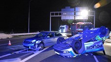 �idi� vjel do policejního zátarasu, policejní v�z p�evrátil na st�echu...