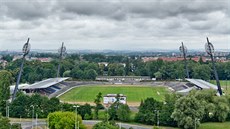 Západní tribuna souasného stadionu v Hradci Králové (zcela vlevo) se jet...