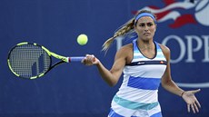 Portorianka Monica Puigová trefuje forhendový úder v prvním kole US Open.