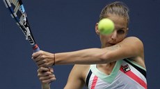 Svtová jednika Karolina Plíková zahrává úder v prvním kole US Open.