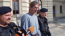 Obvin�ného z vra�dy ma�etou poslala soudkyn� do vazby. (22. 8. 2017)