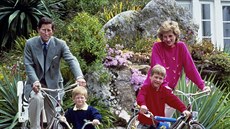 Princ Charles, princezna Diana, princ Harry a princ William (Tresco, 1. června...