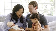 Mark Zuckerberg, jeho manelka Priscilla a jejich dcery Maxima a August, která...