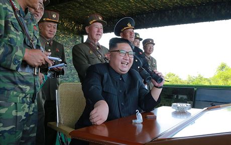 Severokorejský vdce Kim ong-un sleduje manévry severokorejských speciálních...