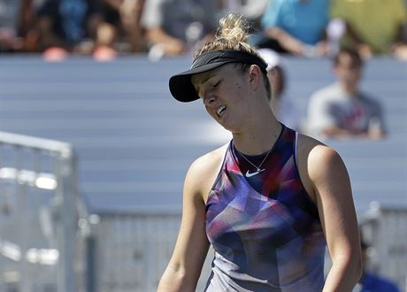 Elina Svitolinová bhem zápasu prvního kola US Open proti Katein Siniakové.