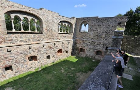 Hradní palác, z románských oken díve vyhlíeli lenové císaského rodu.