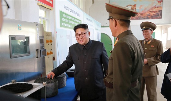 Severokorejský vdce Kim ong-un na inspekci Akademie obranných vd v...