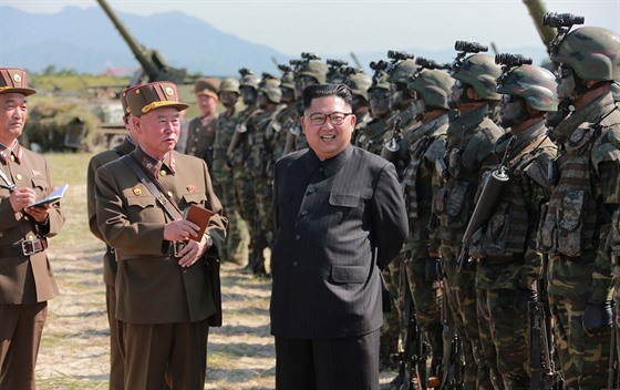 Severokorejský vůdce Kim Čong-un sleduje manévry severokorejských speciálních...