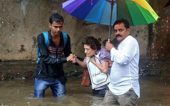 Záplavy zpsobené monzunovými deti v indické Bombaji (29. srpna 2017)