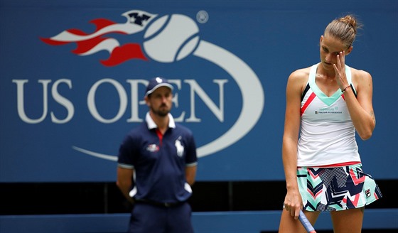 TAKHLE NE. Karolína Plíková po nepovedené výmn ve druhém kole US Open s...