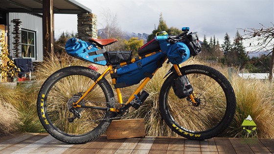 Jakubv bikepackingnový setup. Kolo Surly Karate Monkey s pevodem 1x11, sada...