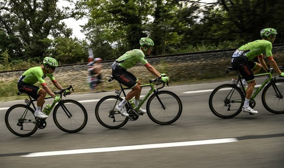 Rigoberto Urán, Dylan van Baarle a Pierre Rolland (zleva) v dresech Cannondalu...