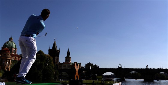 eský golfista Filip Mrzek pi exhibici na Vltav.