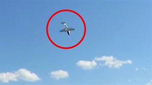 Muž natáčel letící letadlo, zřítilo se na dům