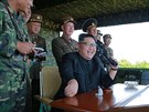 Severokorejský vdce Kim ong-un sleduje manévry severokorejských speciálních...