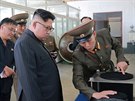 Severokorejský vdce Kim ong-un na inspekci Akademie obranných vd v...