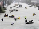 Záchranái v zaplavených ulicích Houstonu (28. srpna 2017)
