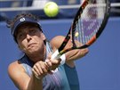 PROTI DOMÁCÍ. Barbora Strýcová zahrává bekhendový úder ve druhém kole US Open s...