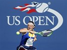 LOTYSKÁ BOJOVNICE. Jelena Ostapenková zahrává forhend ve druhém kole US Open...