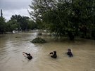 Záplavy zpsobené rekordními srákami, které zapíinil hurikán Harvey, jen...