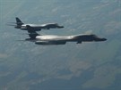 Americké strategické bombardéry B-1B Lancer nad Českem po dotankování paliva za...