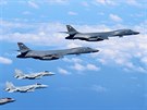 Dva americké strategické bombardéry B-1B doprovázené tymi americkými...