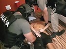 Sloven�t� policist� dopadli mu�e, kte�� se po loupe�i ukr�vali na Zl�nsku