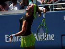 Svtlana Kuzncovová podává v utkání prvního kola US Open proti Markét...