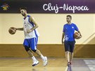 Trenérský asistent u eských basketbalist Lubo Rika (v modrém) dohlíí na...