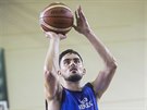 eský basketbalista Tomá Satoranský na steleckém tréninku