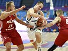 Slovinský basketbalista Klemen Prepeli (v bílém) proniká mezi polskými soupei...