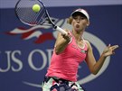 Elise Mertensová z Belgie zahrává úder v prvním kole US Open..