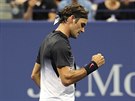 Je to tam. výcar Roger Federer oslavuje úspnou výmnu v prvním kole US Open.