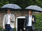 Princ William a princ Harry v Bílé zahrad u Kensingtonského paláce, která byla...